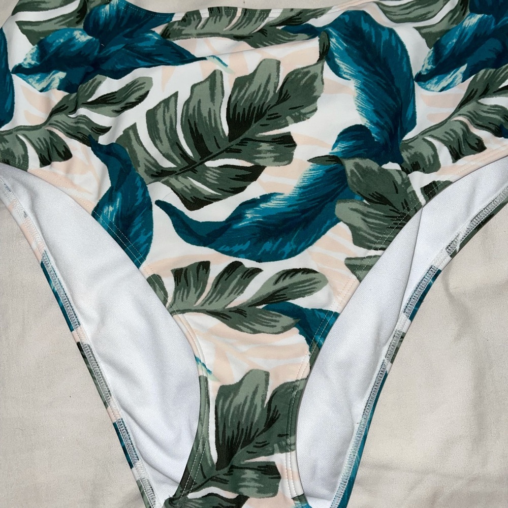 Hollister floral one piece - Picture 3 of 10